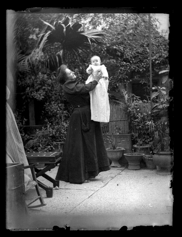 Retrato de cuerpo entero de Luisa Ruano levantado en brazos a Enriqueta Moxó Ruano a los pocos meses de edad.