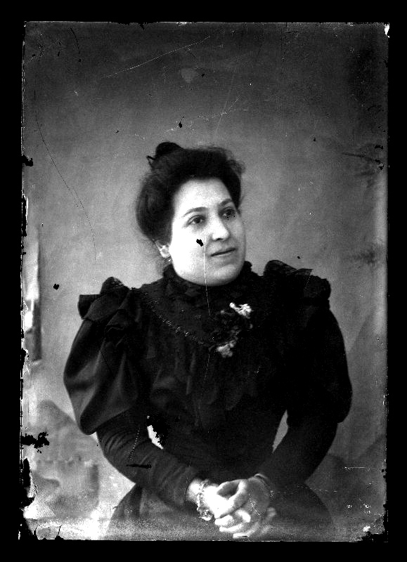 Retrato de medio cuerpo de una mujer vestida de negro, probablemente Antonia López del Castillo.