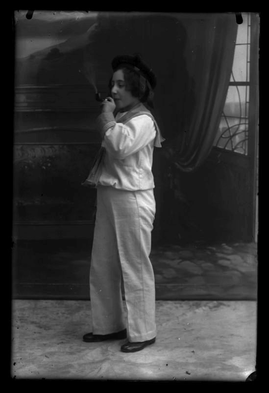 Retrato de Enriqueta Moxó Ruano vestida de marinero fumando en pipa