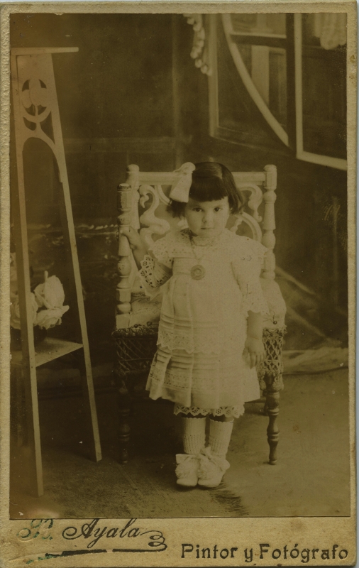 Retrato de estudio de la niña Teresita con lazo en el pelo / R. Ayala, pintor y fotógrafo.