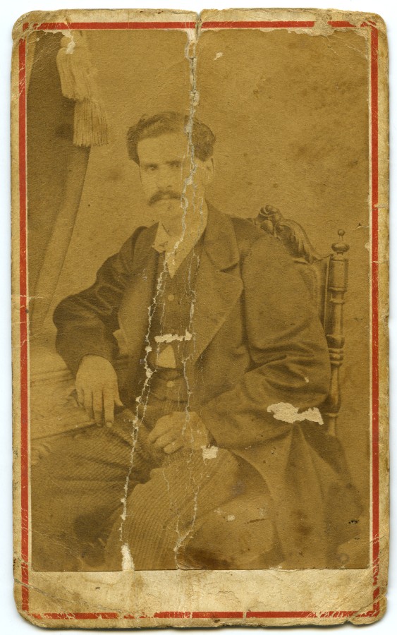 Retrato de estudio de un hombre sentado en una silla, de José Comontes.