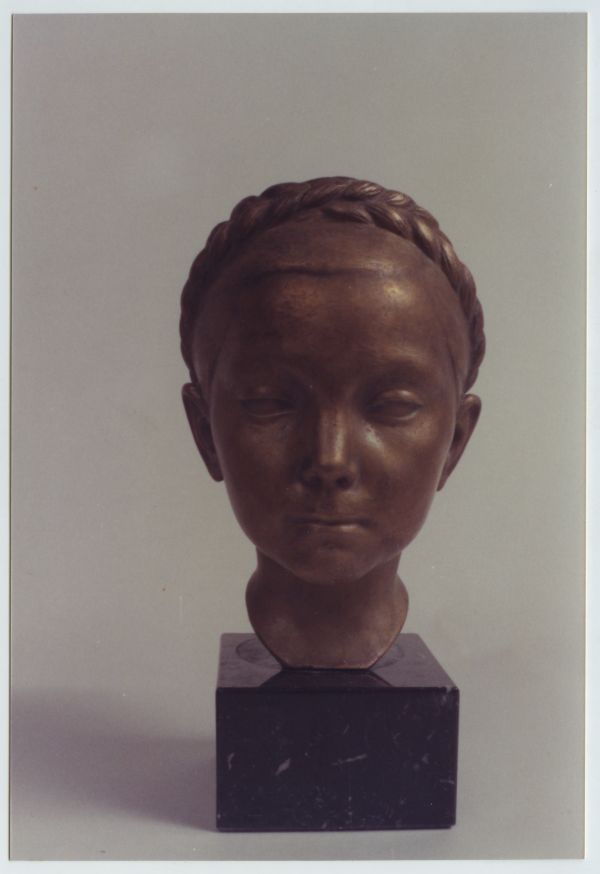 Retrato escultórico en bronce del retrato de una niña, obra de Juan González Moreno.