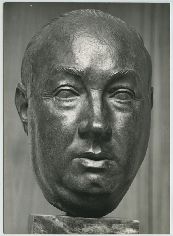 Retrato escultórico en bronce de 