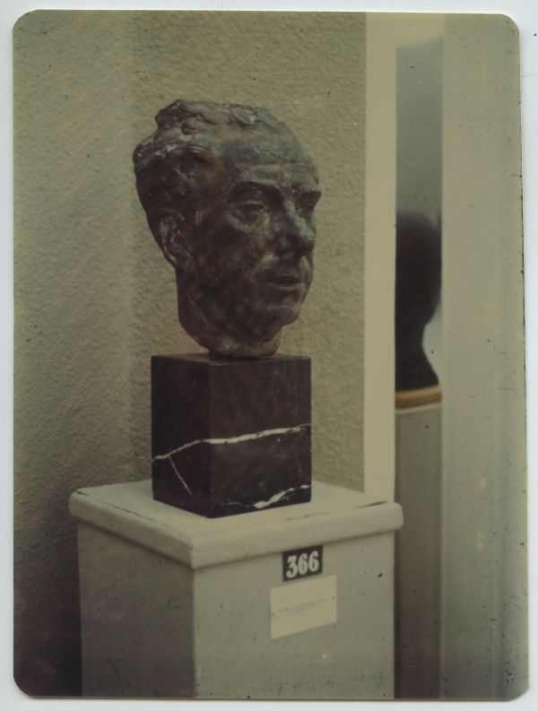 Retrato escultórico en bronce del pintor Benjamín Palencia, obra de Juan González Moreno.