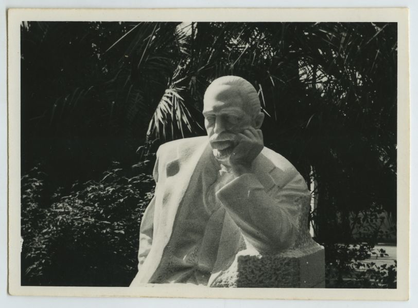 Retrato escultórico sedente en piedra de Don Ernesto Martínez Riviere, obra de Juan González Moreno.