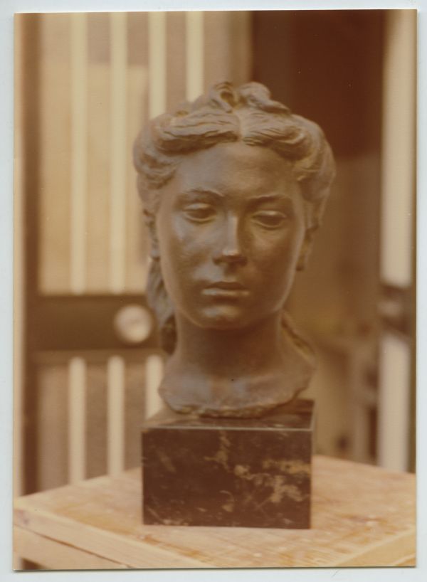 Retrato escultórico en bronce de Ana María Prefasi, de Juan González Moreno.