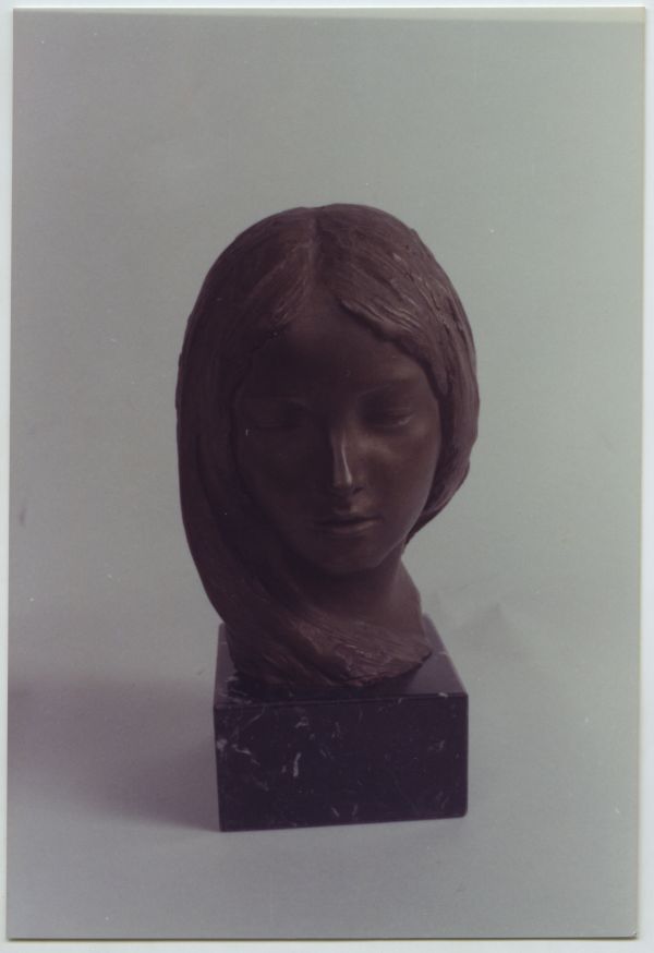 Retrato escultórico en bronce de Cristina Salas Carceller, obra de Juan González Moreno.