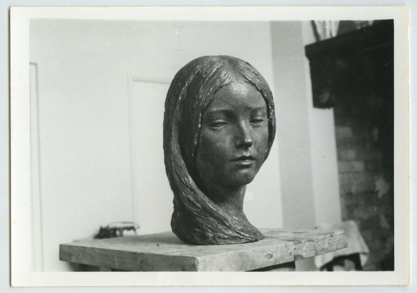 Retrato escultórico en bronce de Cristina Salas Carceller, obra de Juan González Moreno.