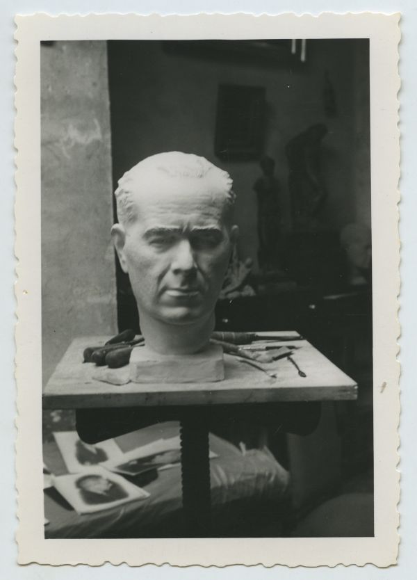 Boceto escultórico en escayola para el retrato de un hombre sin identificar, obra de Juan González Moreno.