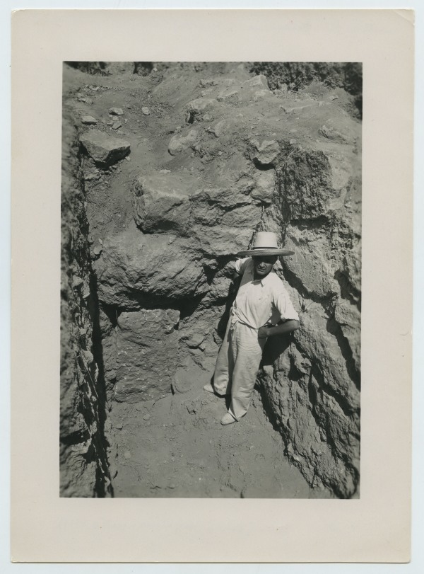 Arqueólogo posando junto a unos restos una excavación llevada a cabo en Santa Catalina del Monte