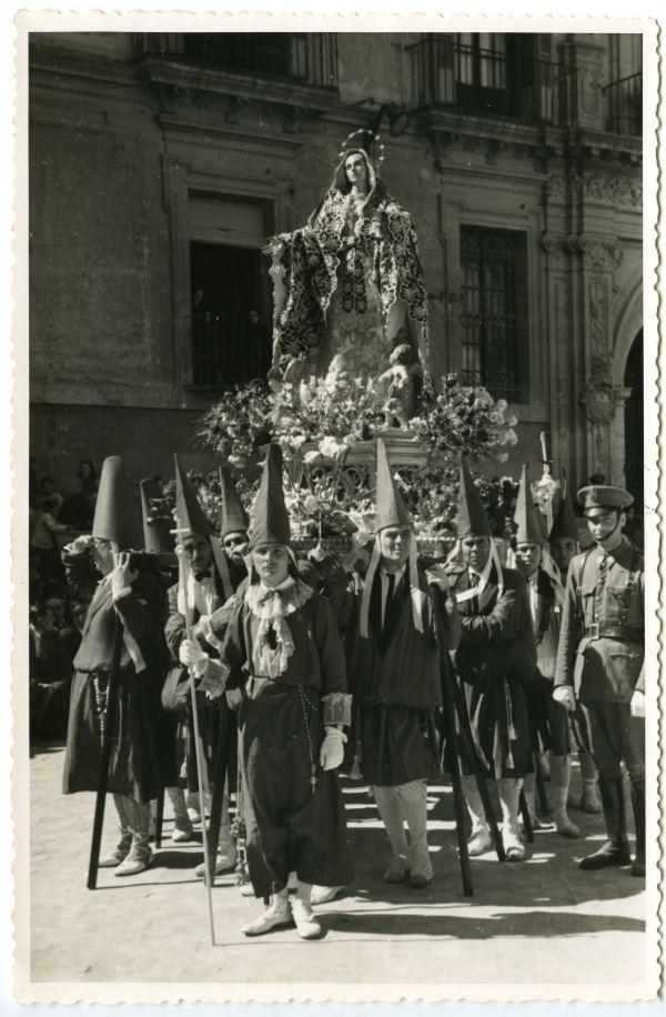 La Dolorosa de Salzillo portada por sus estantes durante la procesión del Viernes Santo en Murcia