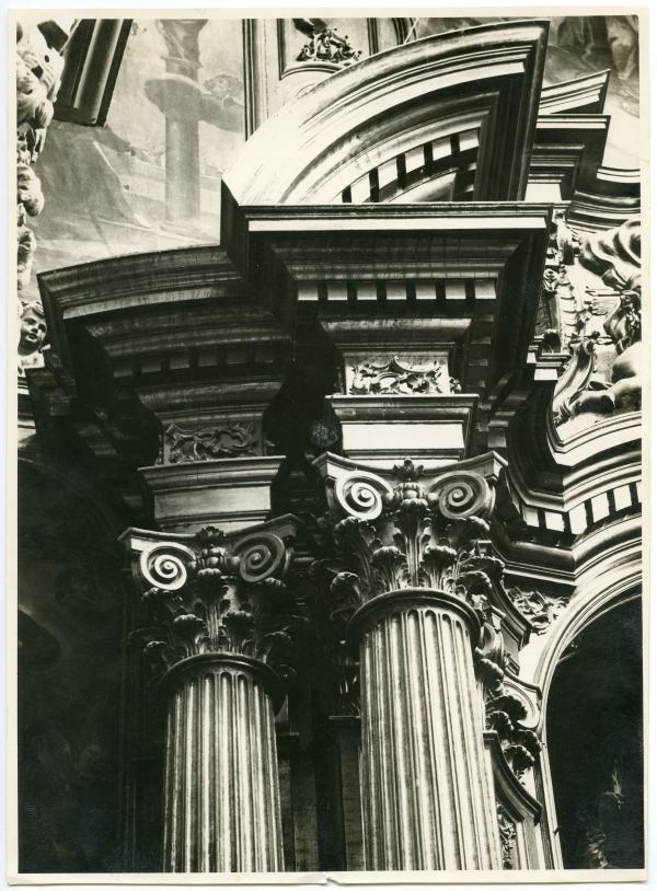Detalle de las columnas del retablo mayor de la iglesia de La Merced de Murcia