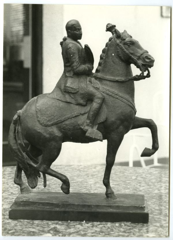 Boceto de una escultura de un jinete a caballo