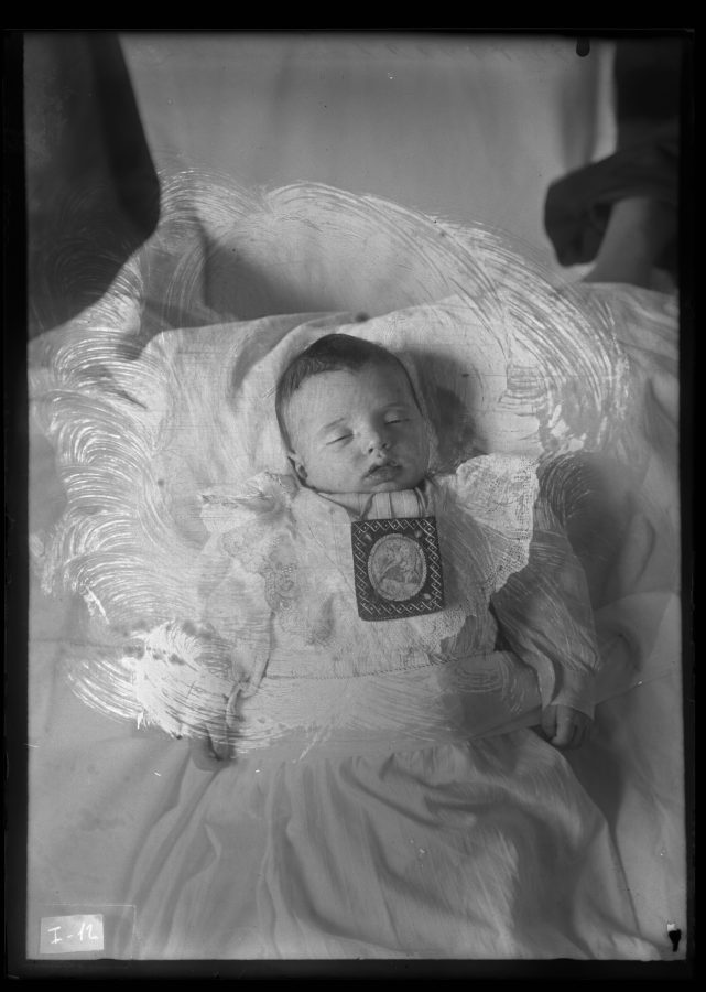 Retrato post mortem de una niña recién nacida