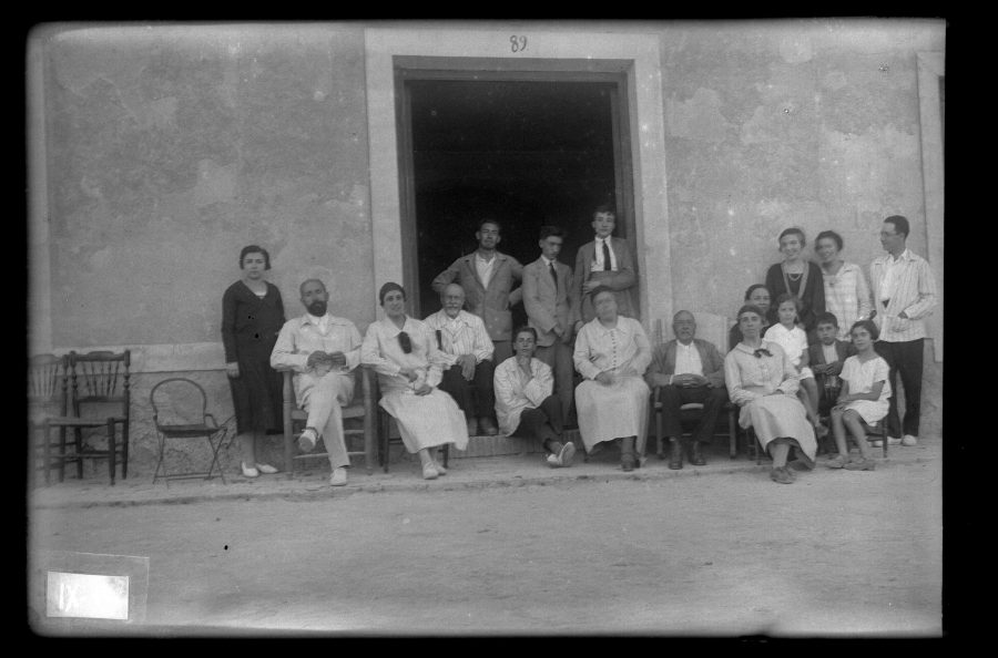 Un nutrido grupo de personas posando en la puerta de una casa de campo en La Hoya, Caravaca