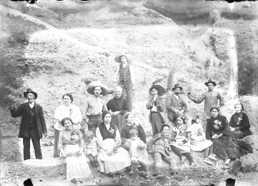 Retrato de la familia del fotógrafo Fernando Navarro en un descanso durante la construcción de su huerto en las afueras de Totana