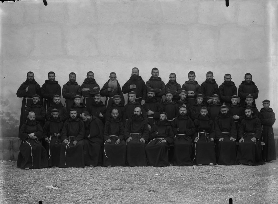 Retrato en exterior de la comunidad de frailes capuchinos del colegio San Buenaventura de Totana