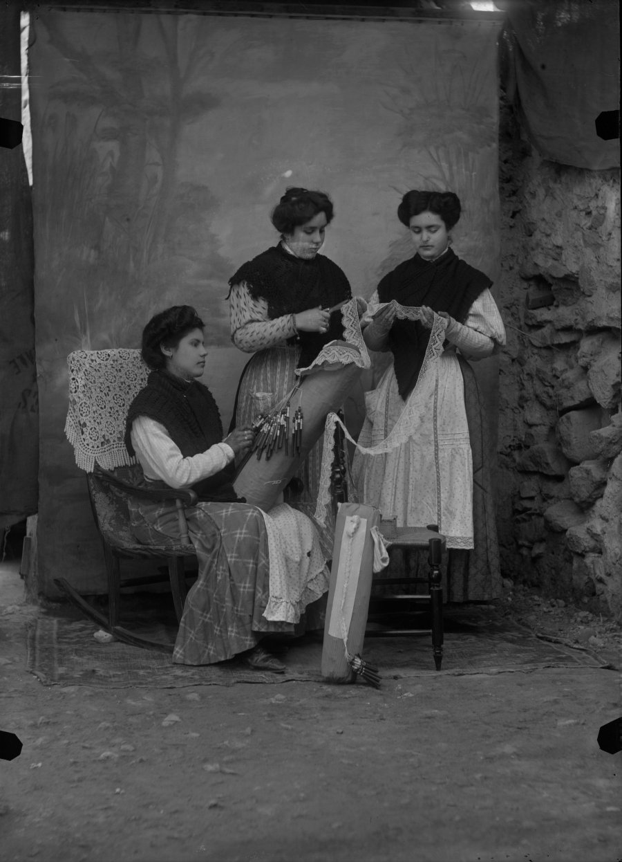 Retrato de estudio tres mujeres haciendo encaje de bolillos