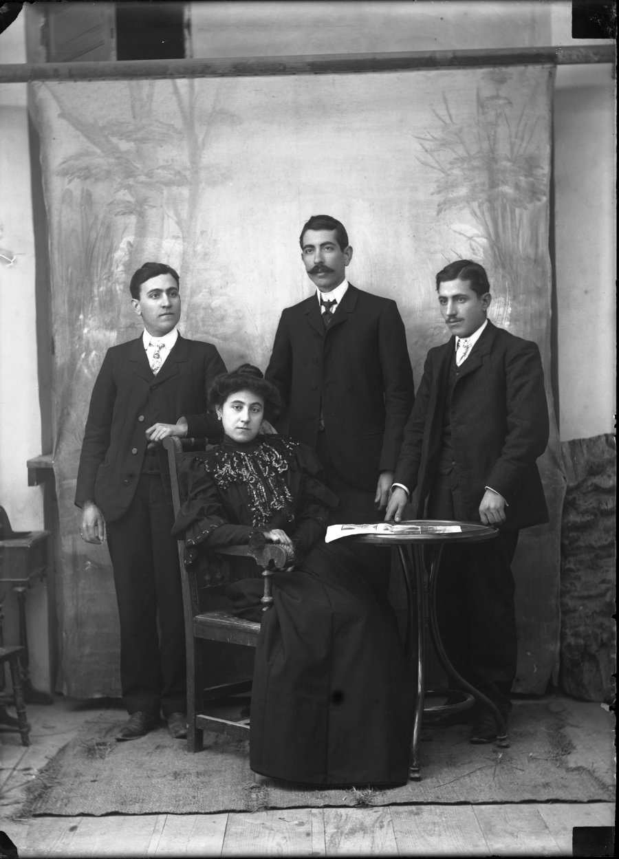 Retrato de estudio de tres hombres y una mujer