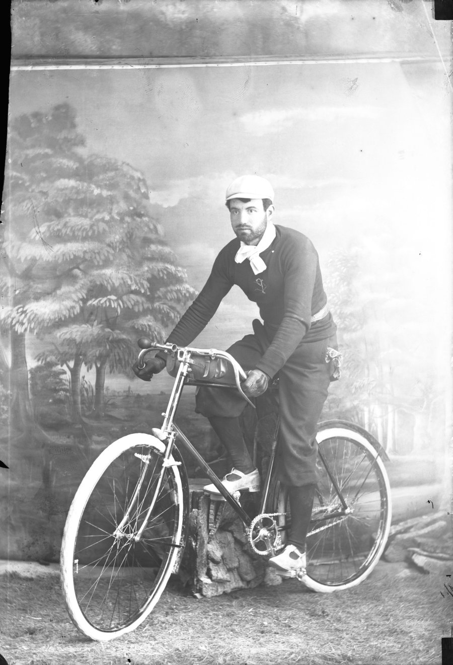 Retrato de estudio de un hombre montado en bicicleta con atuendo deportivo