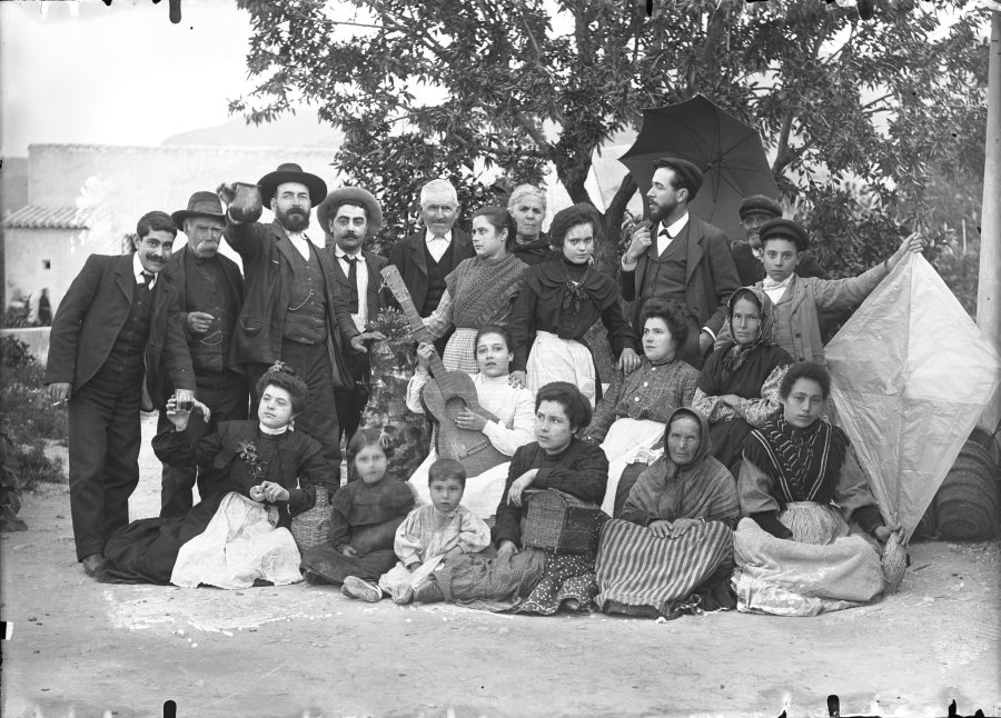 Retrato de grupo en exterior durante una fiesta campestre