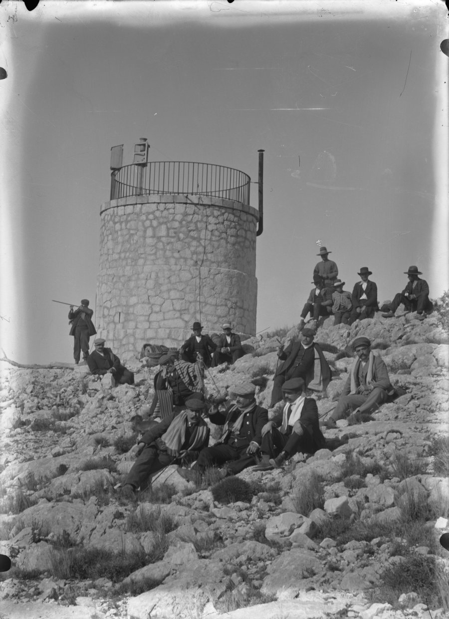 Retrato de un grupo de hombres junto a la torre del Morrón de Sierra Espuña