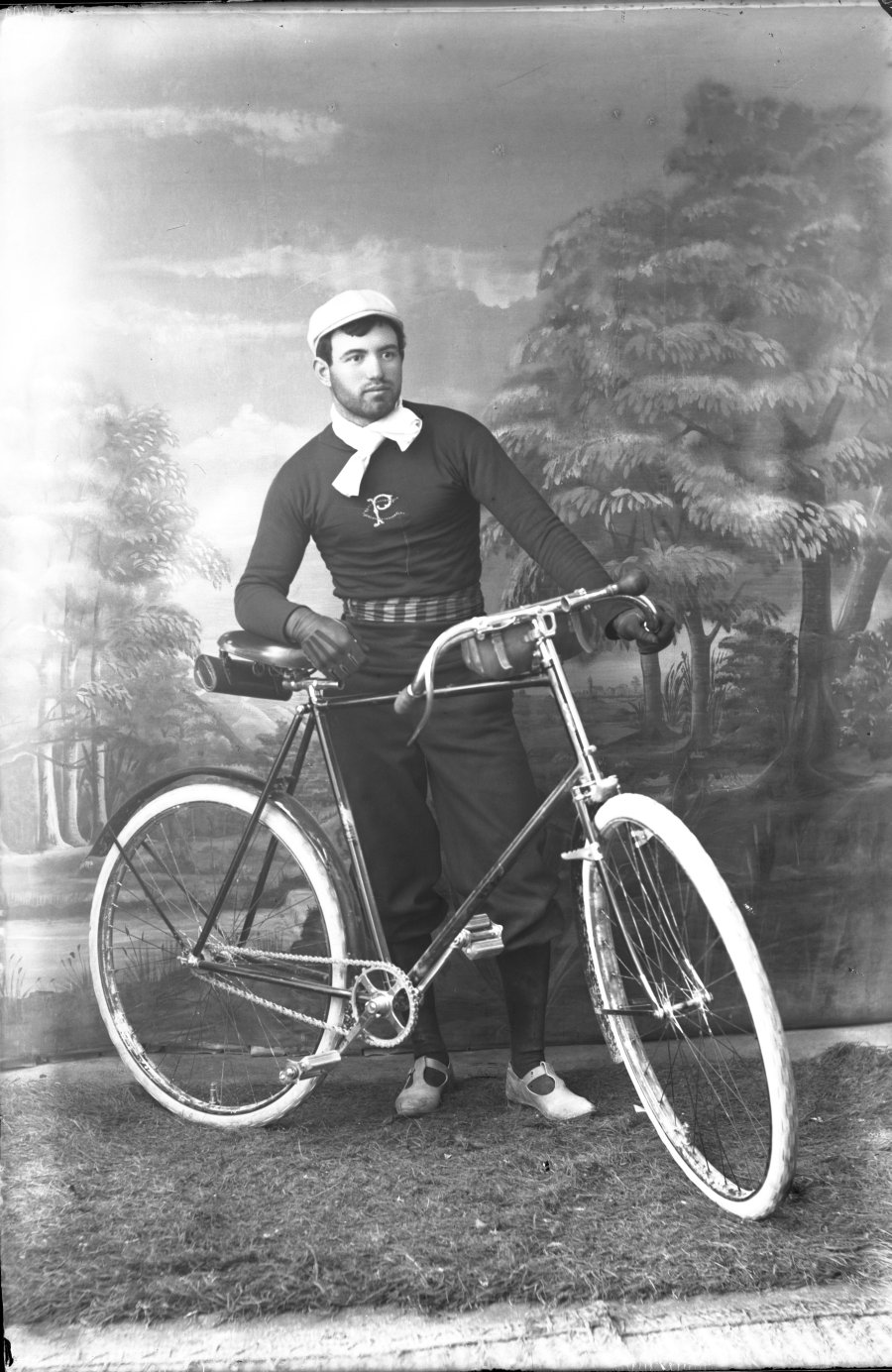 Retrato de estudio de un hombre con bicicleta vestido con atuendo deportivo