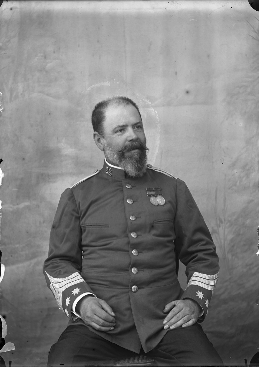 Retrato de estudio de un coronel de artillería en uniforme de diario