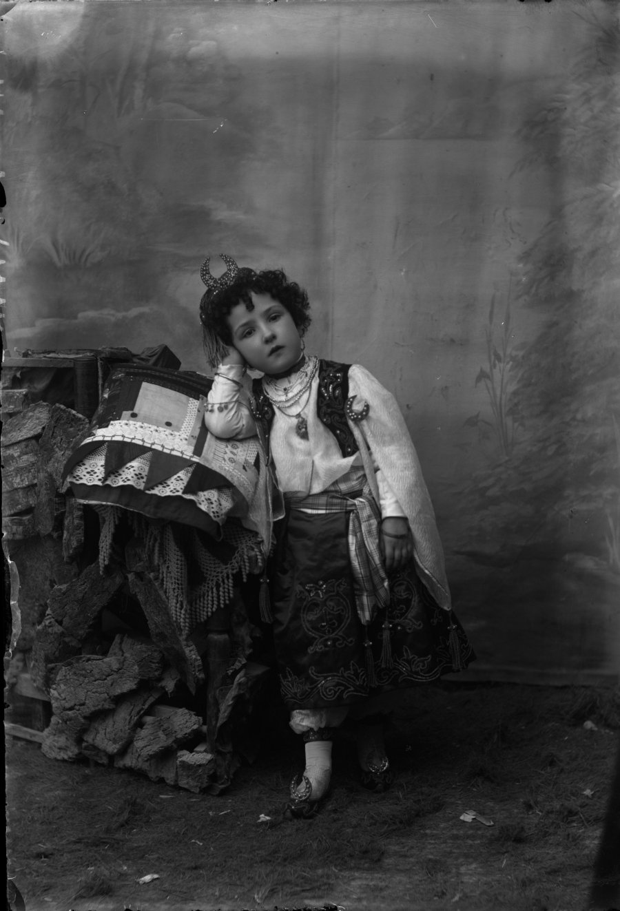 Retrato de estudio de una niña disfrazada de zíngara
