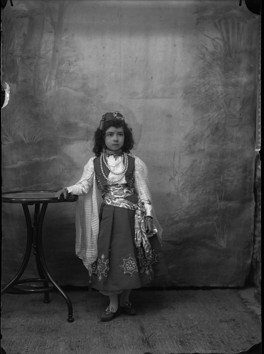 Retrato de estudio de una niña disfrazada de zíngara