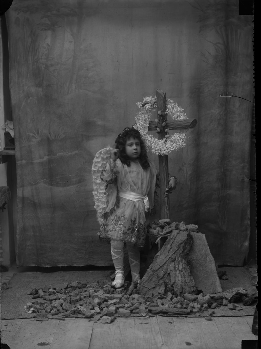 Retrato de estudio de una niña disfrazada de ángel