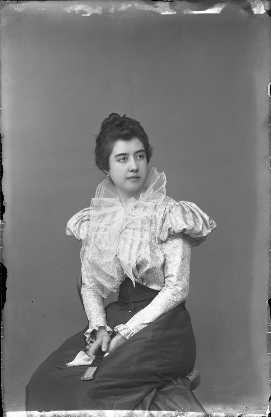 Retrato de estudio de una mujer joven sentada