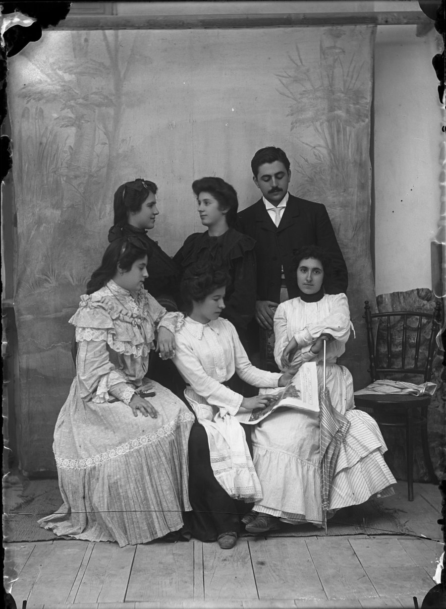 Retrato de estudio de cinco mujeres y un hombre