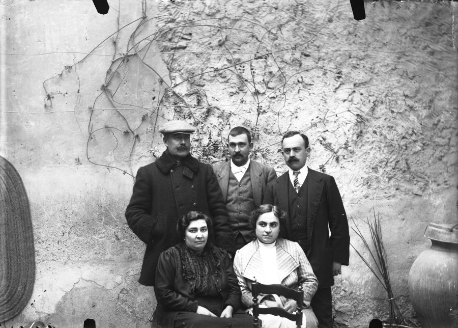 Retrato en exterior de un grupo de tres hombres y dos mujeres