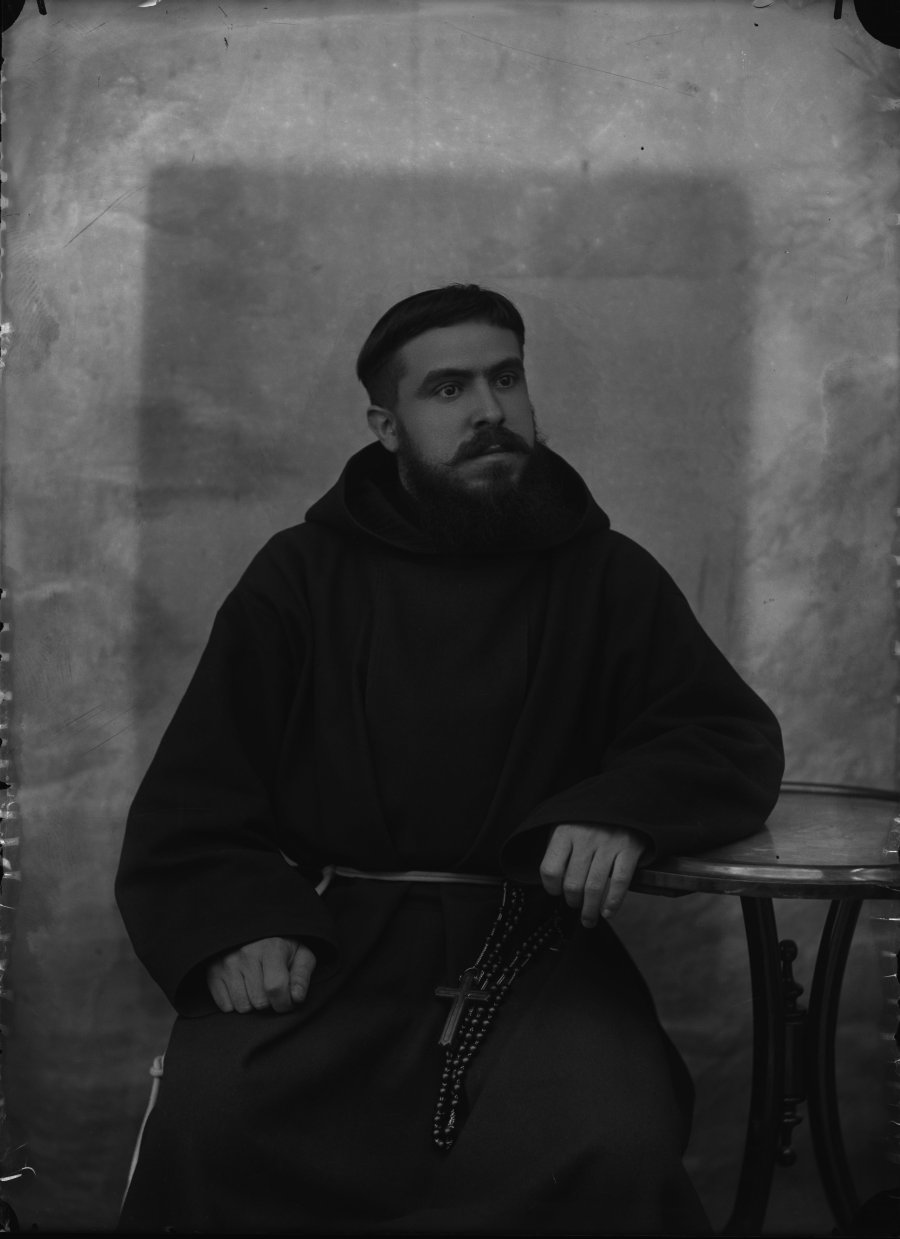 Retrato de estudio de un hombre joven con barba y hábito de fraile capuchino
