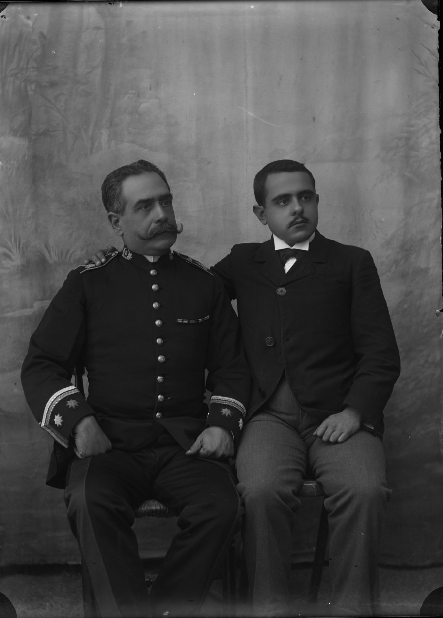 Retrato de estudio de dos hombres, probablemente padre e hijo, uno de ellos con uniforme de diario de teniente coronel del Cuerpo de Ingenieros