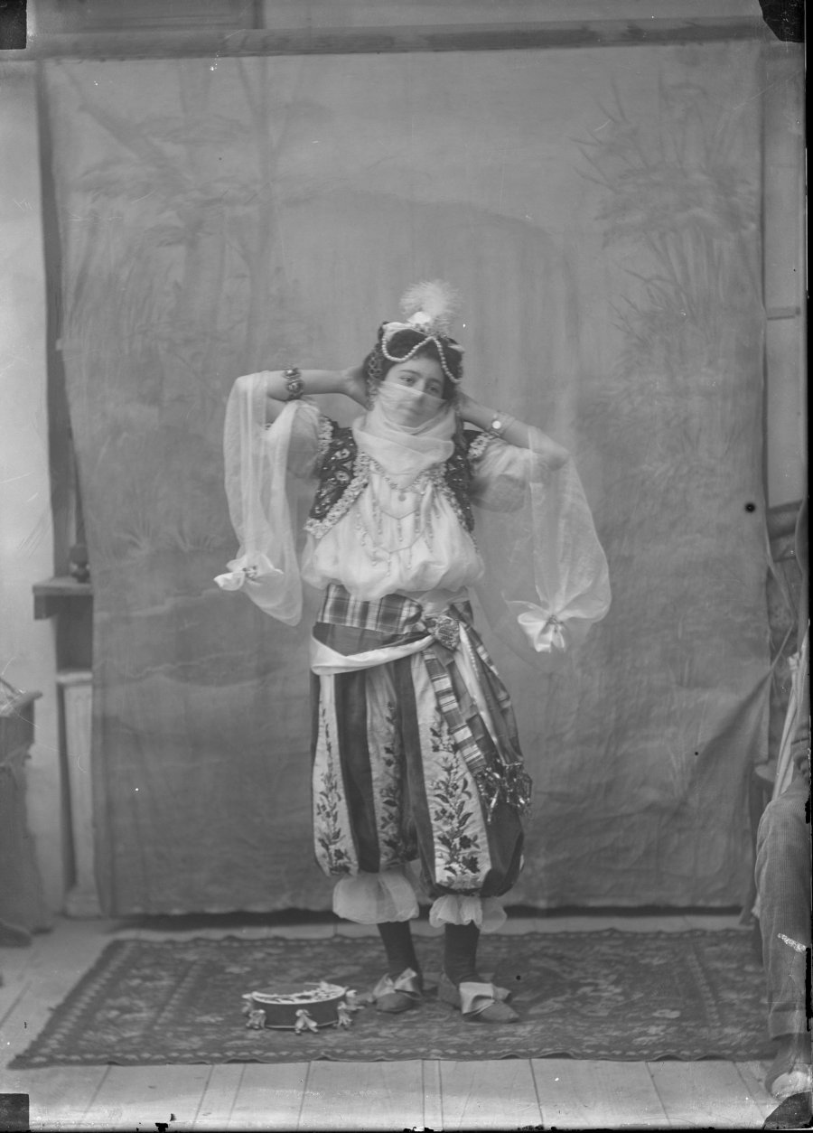 Retrato de estudio de una mujer joven disfrazada de zíngara con velo