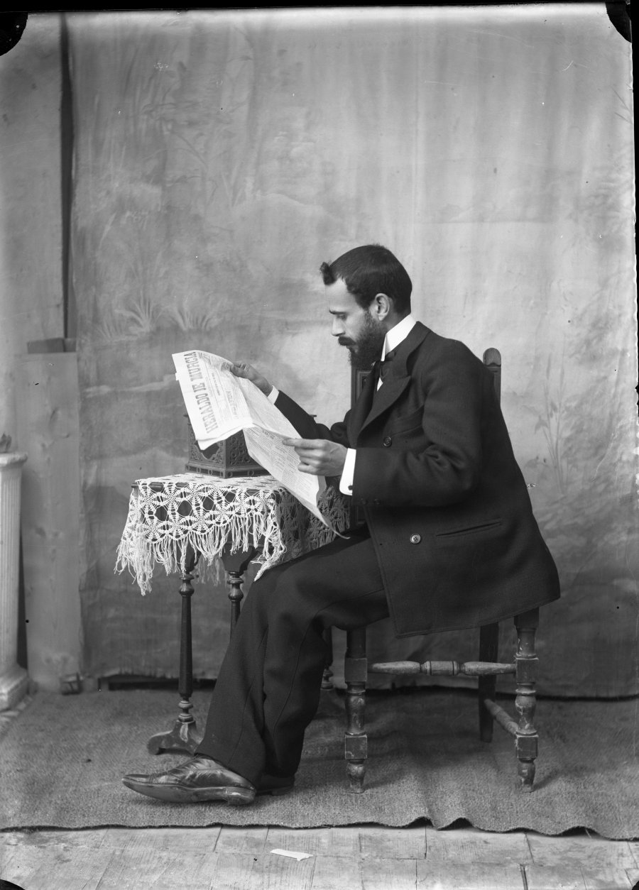 Retrato de estudio de un hombre leyendo el periódico 