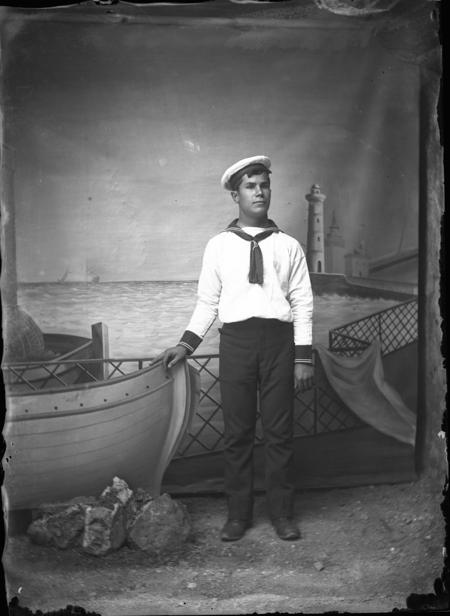 Retrato de estudio de un hombre joven vestido de marinero