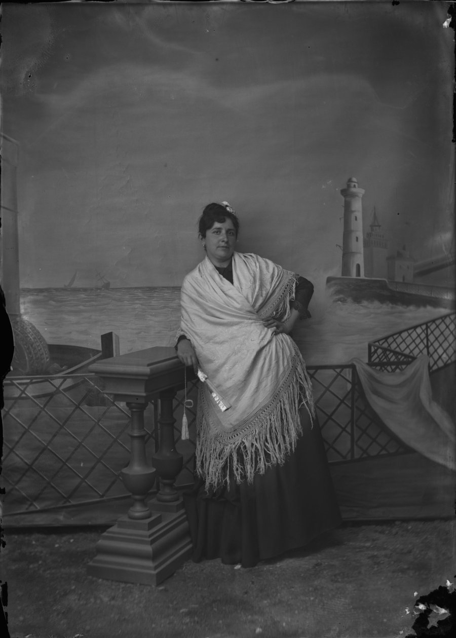 Retrato de estudio de una mujer joven con mantón de manila