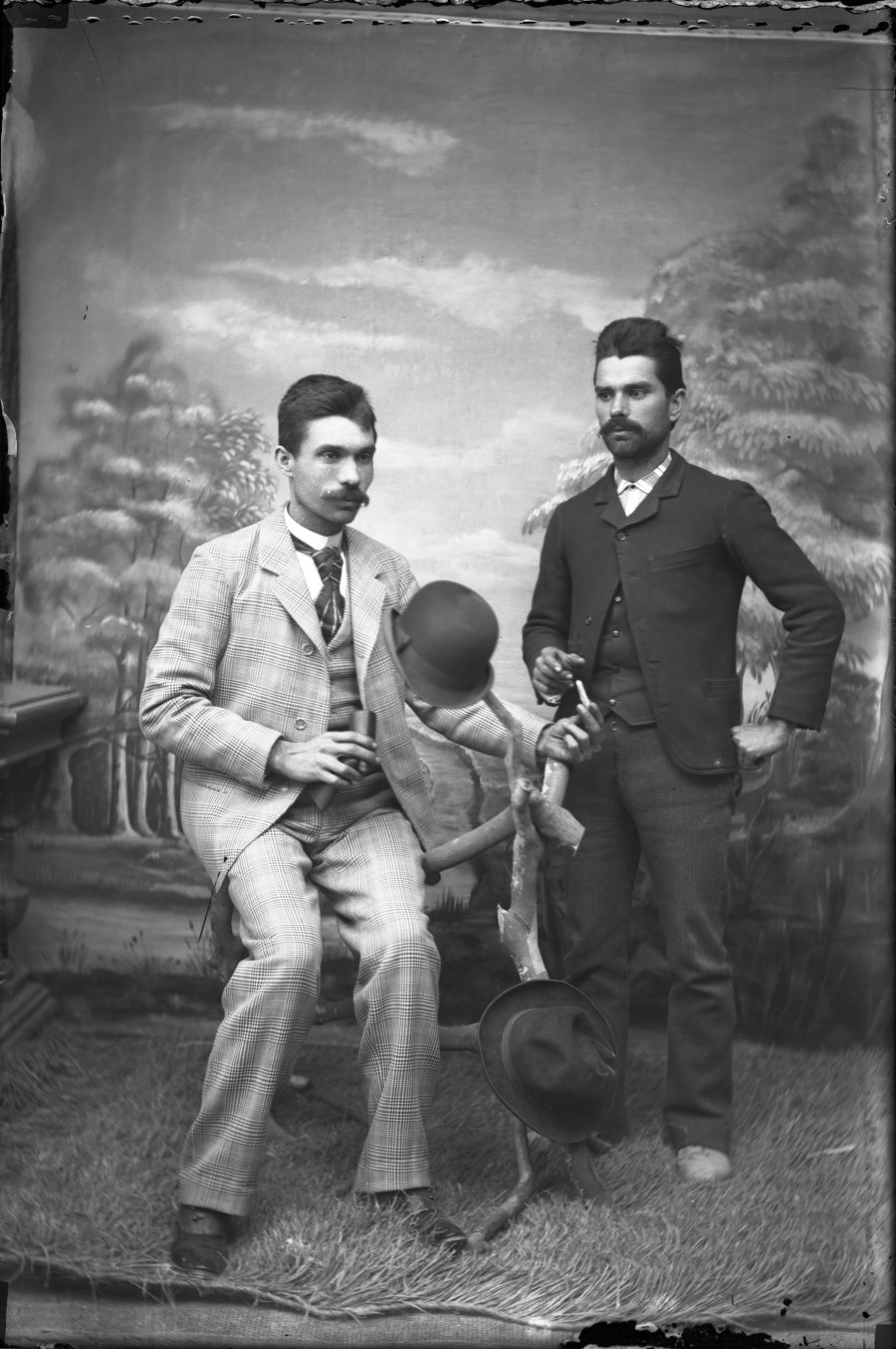 Retrato de estudio de dos hombres jóvenes, probablemente hermanos