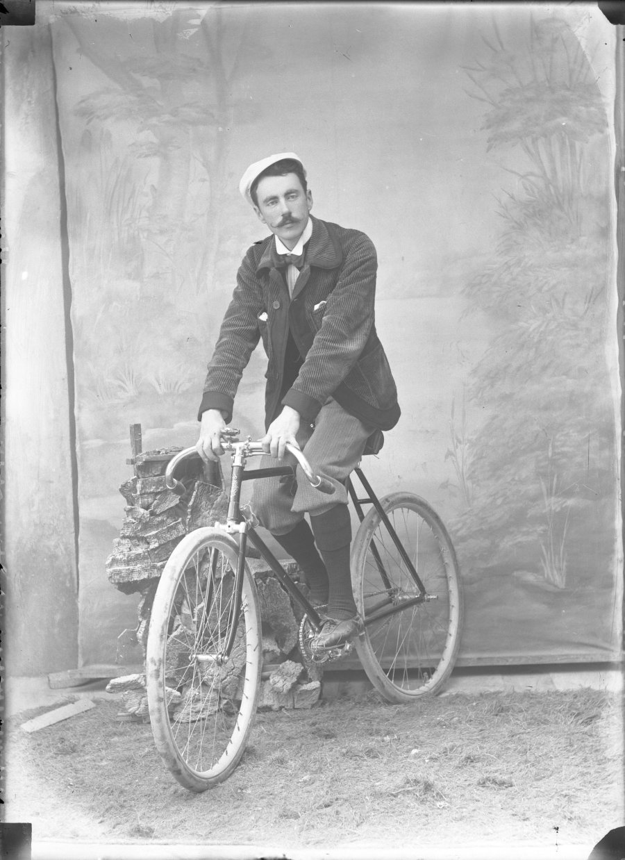 Retrato de estudio de un hombre montado en bicicleta