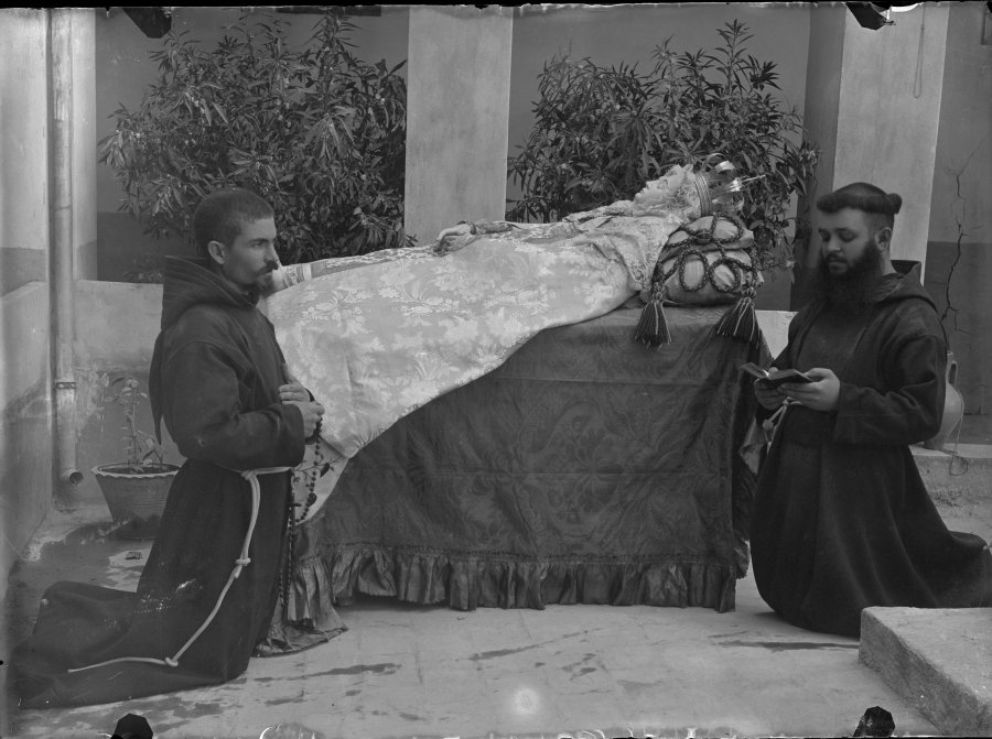 Retrato de dos frailes capuchinos velando la Dormición o Tránsito de la Virgen