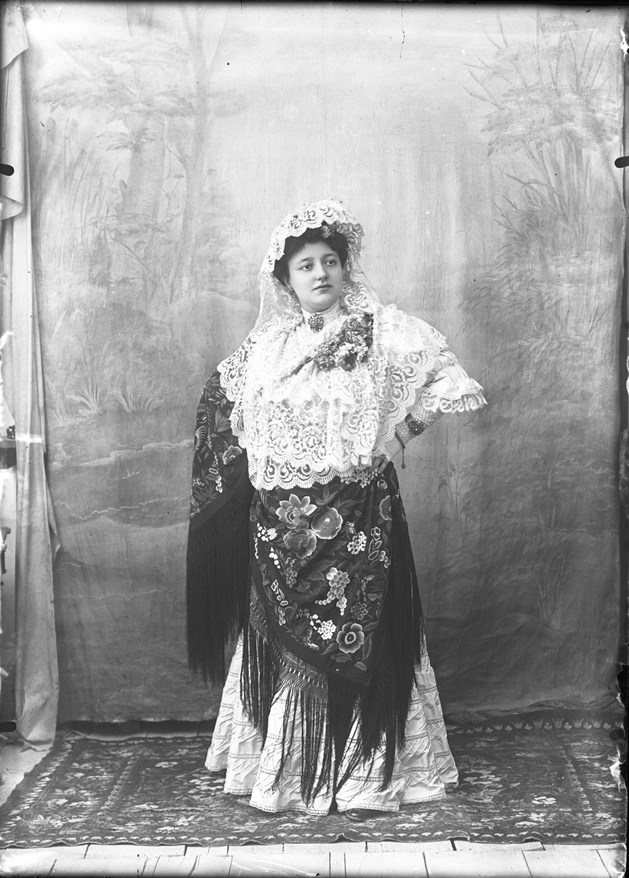 Retrato de estudio de una mujer joven con mantilla y mantón de manila