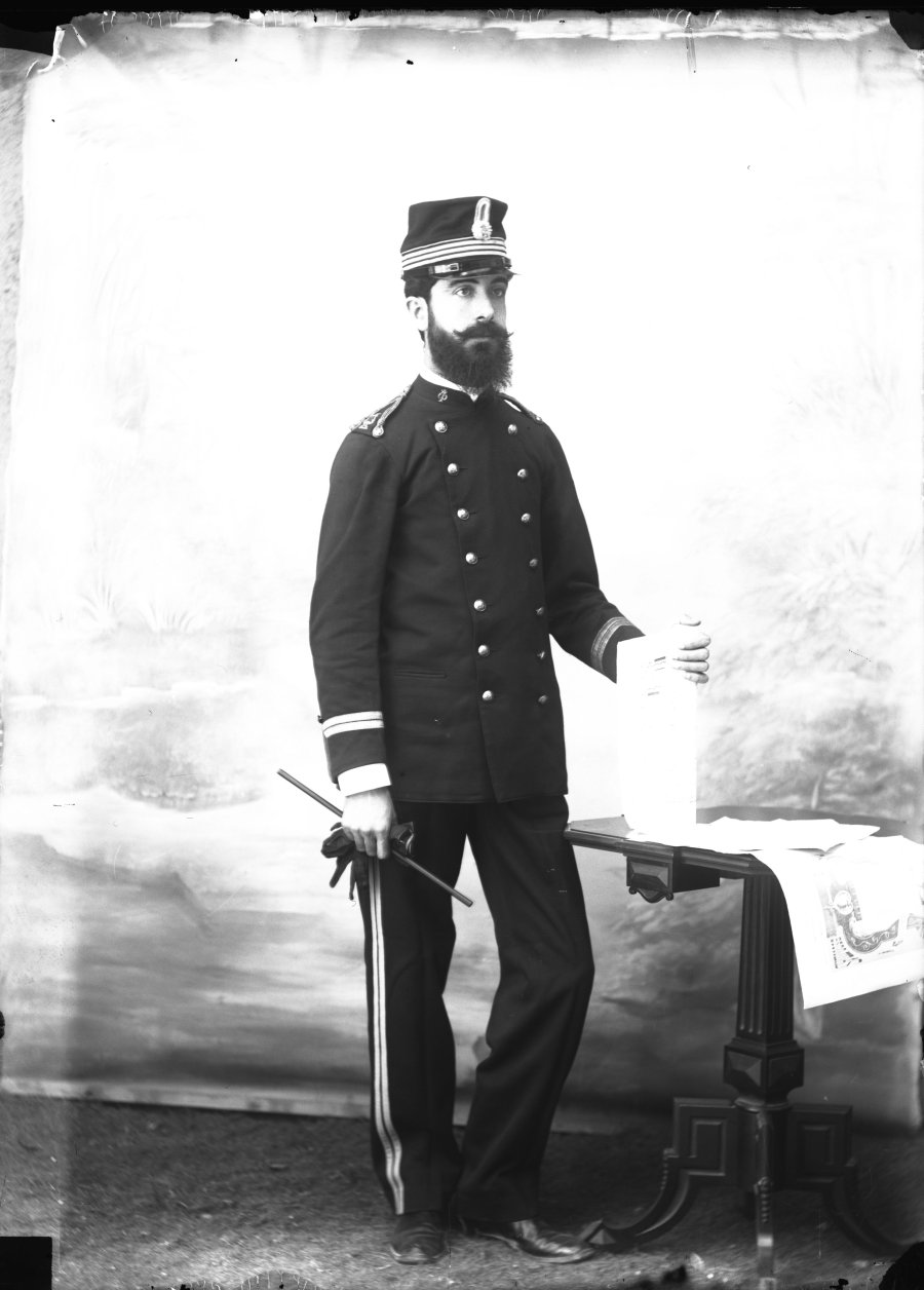 Retrato de estudio del músico Juan Miguel Marín de uniforme