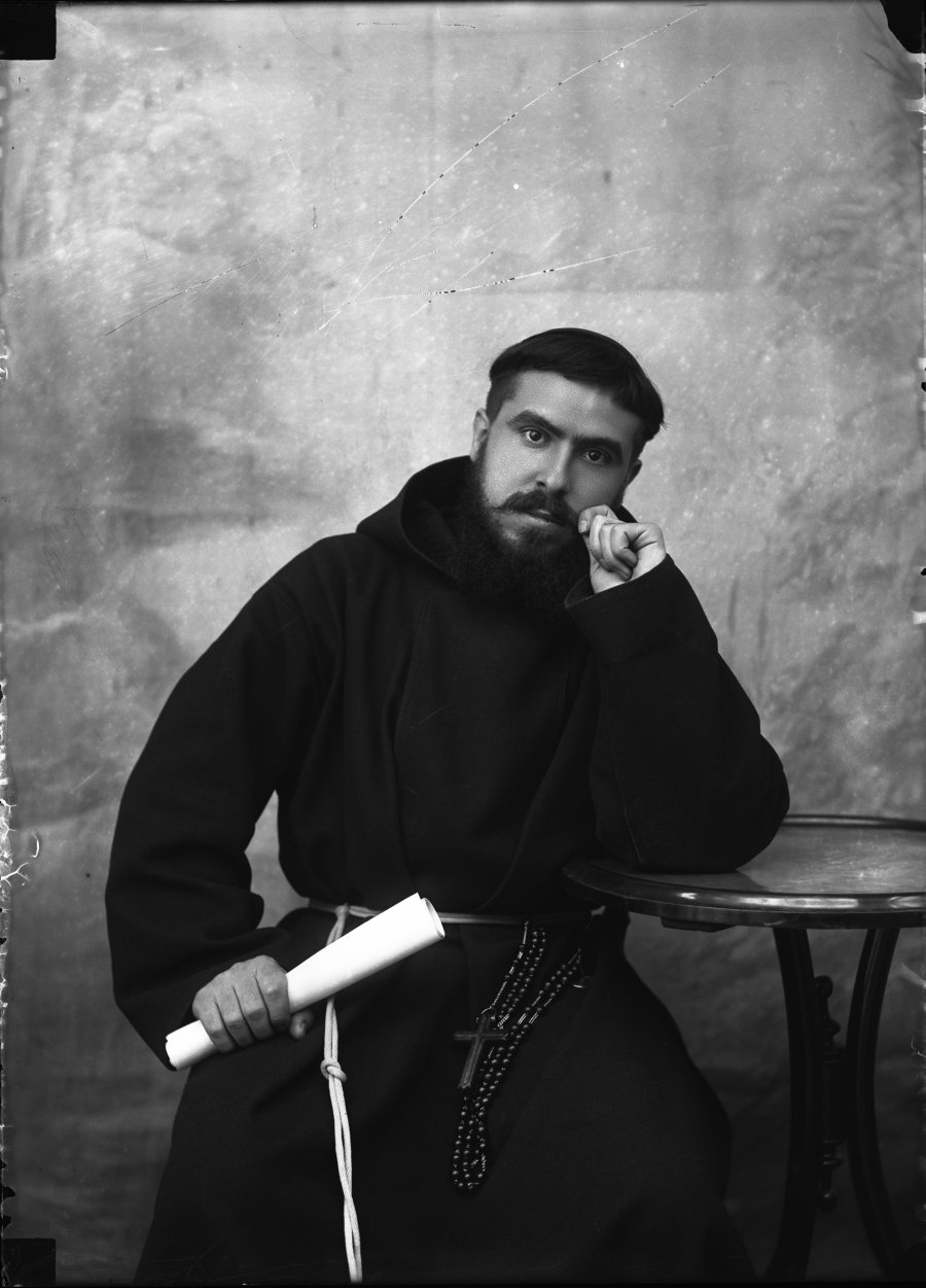 Retrato de estudio de un hombre joven con hábito de fraile capuchino