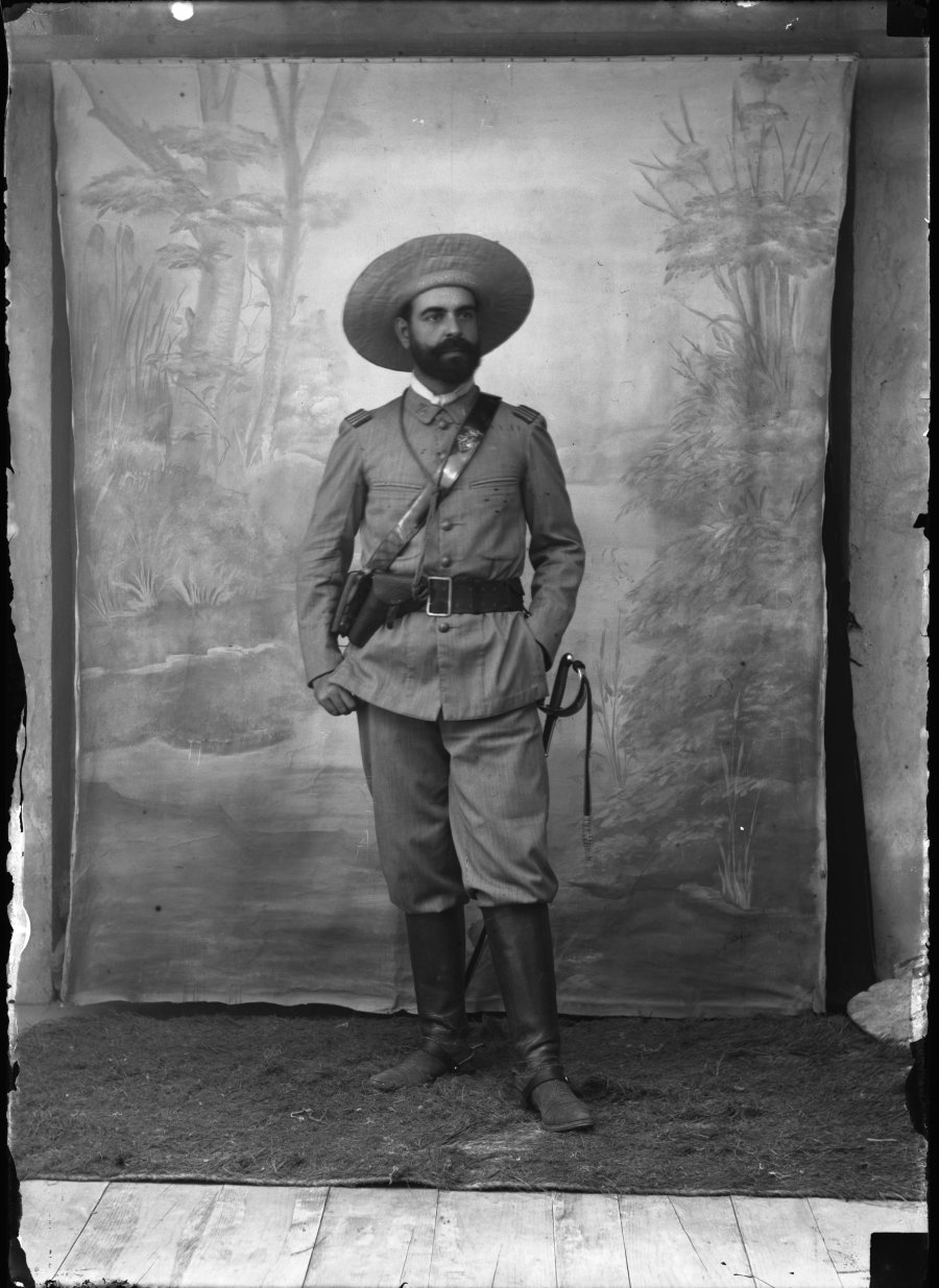 Retrato de estudio de un sargento de caballería con uniforme colonial