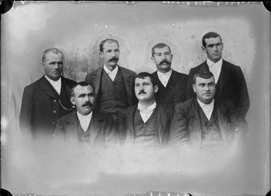 Retrato de estudio de siete hombres