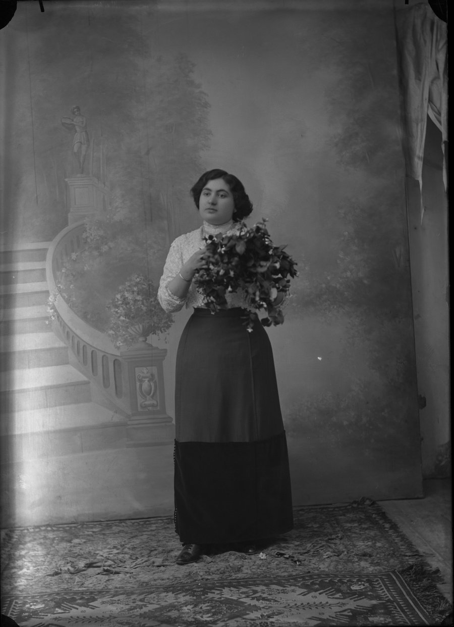 Retrato de estudio de una mujer con ramo de flores
