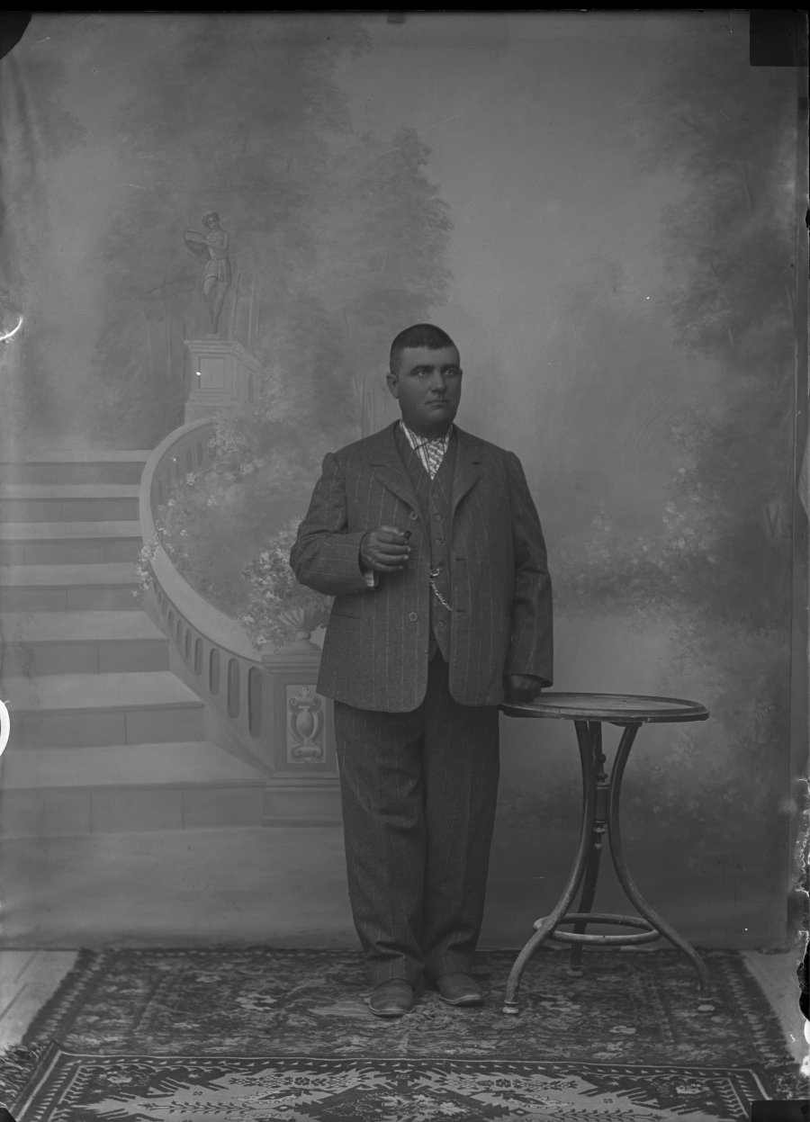 Retrato de estudio de un hombre con traje de rayas